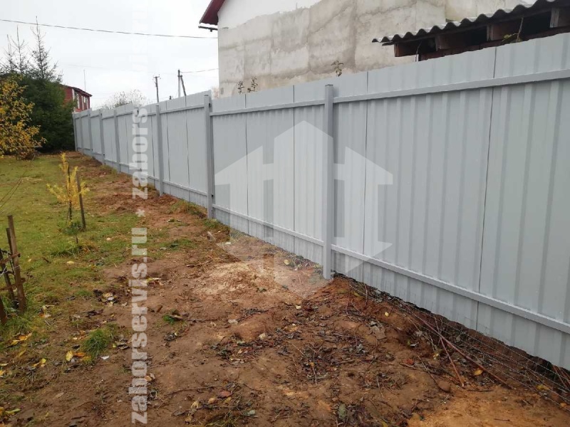 Забор из профнастила с забивными столбами белый 14 соток